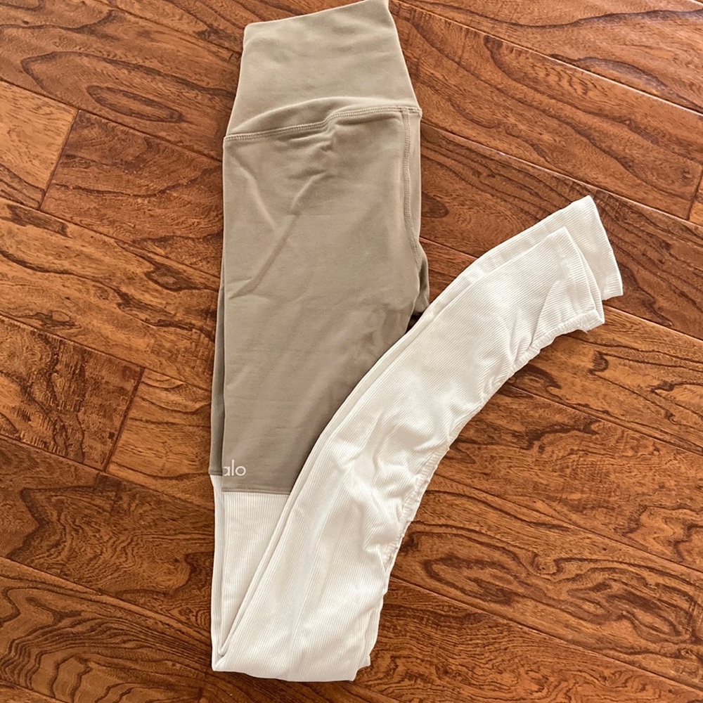 EUC Alo Yoga Goddess leggings gravel and cream XS